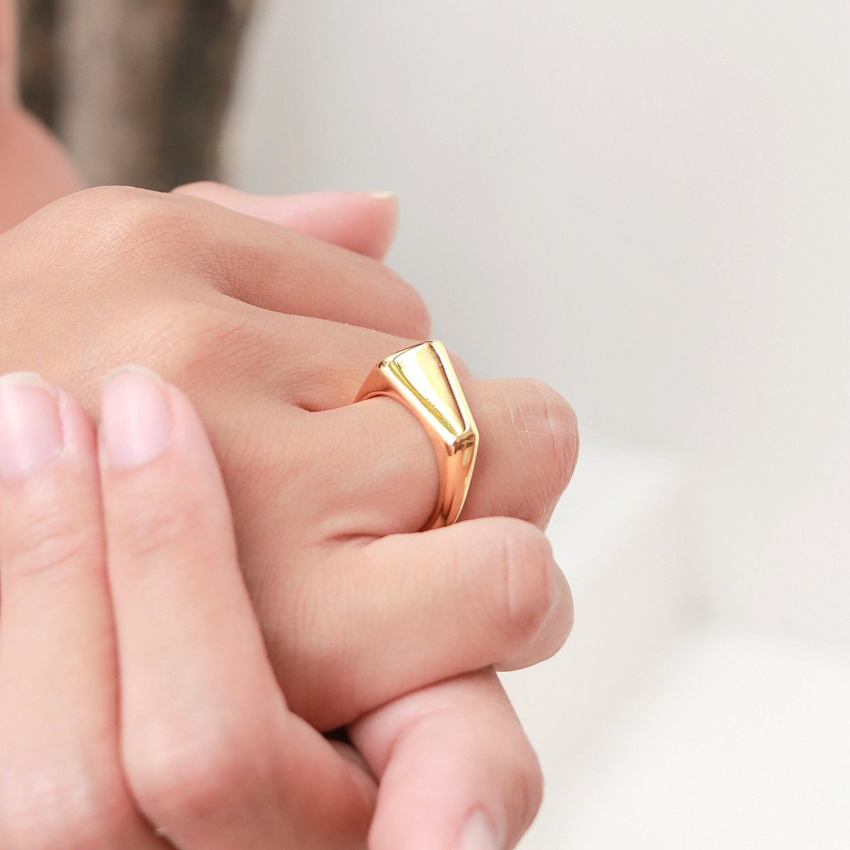 Minimalistische ring 18k verguld - gouden ring 925 zilver verguld - driehoekige statement ring - JIMBARAN