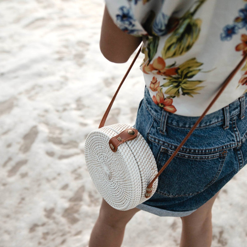 Round Rattan Bag White Handmade Crossbody Bag with Synthetic Leather Straps Shoulder Bag Boho Bali Bag SENJA (white)