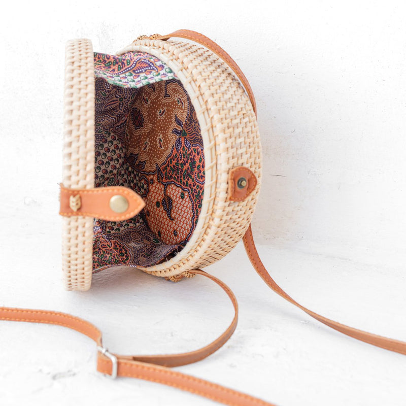 Ronde rotan tas beige handgemaakte crossbody tas met synthetische leren banden schoudertas boho Bali tas SENJA (natuurlijk)