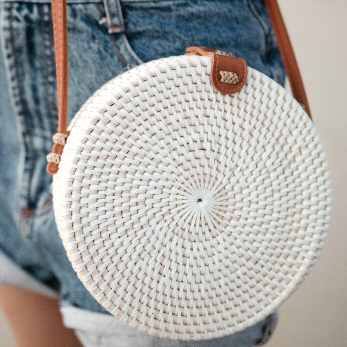 Round Rattan Bag White Handmade Crossbody Bag with Synthetic Leather Straps Shoulder Bag Boho Bali Bag SENJA (white)