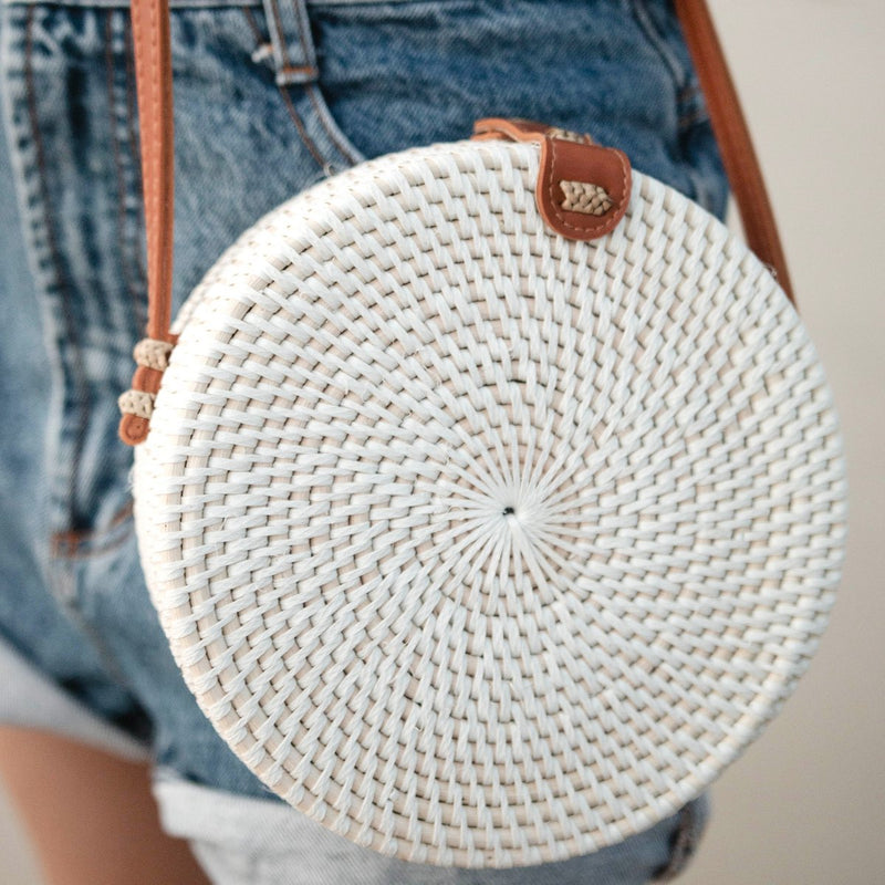 Ronde rotan tas witte handgemaakte crossbody tas met synthetische leren banden schoudertas boho Bali tas SENJA (wit)