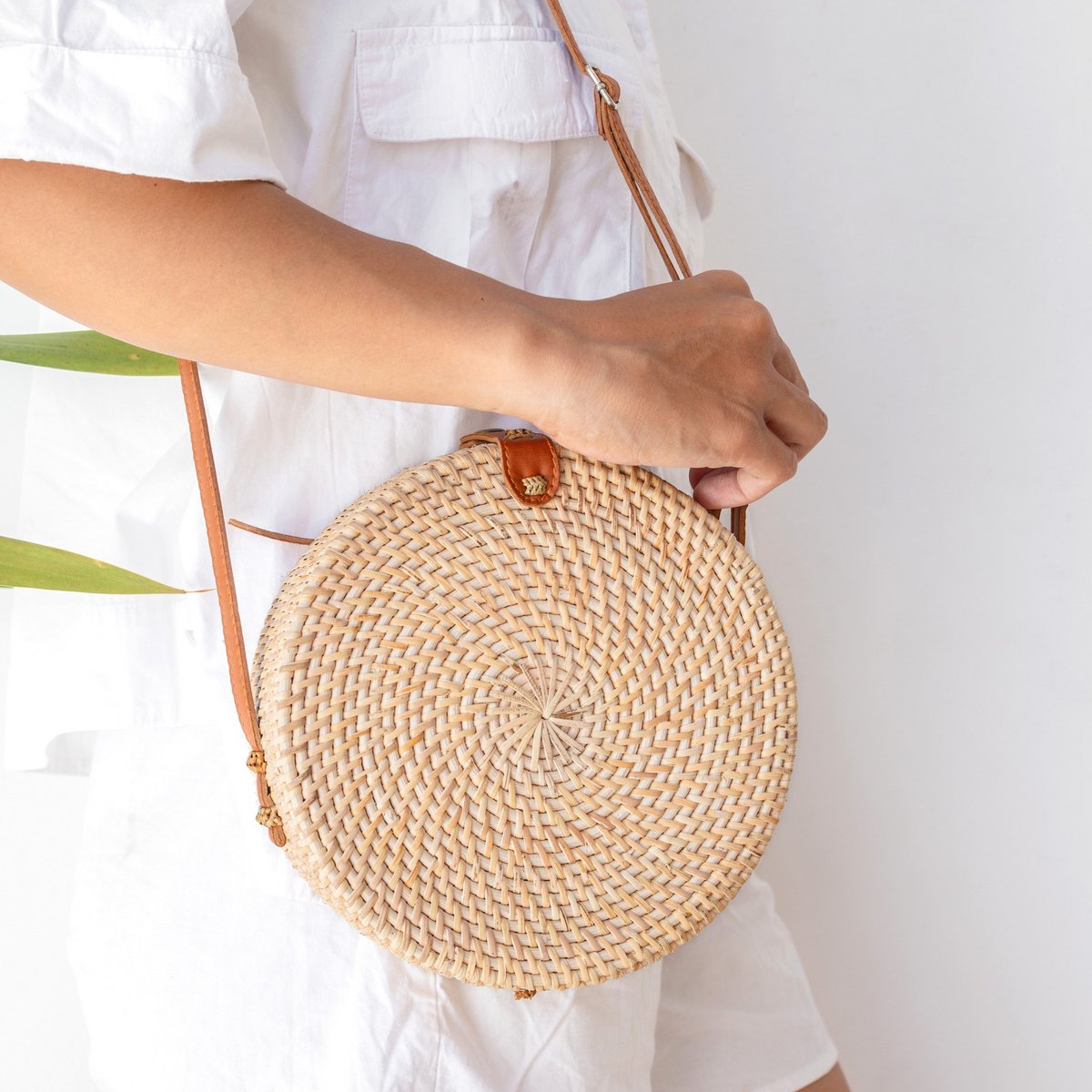 Ronde rotan tas beige handgemaakte crossbody tas met synthetische leren banden schoudertas boho Bali tas SENJA (natuurlijk)