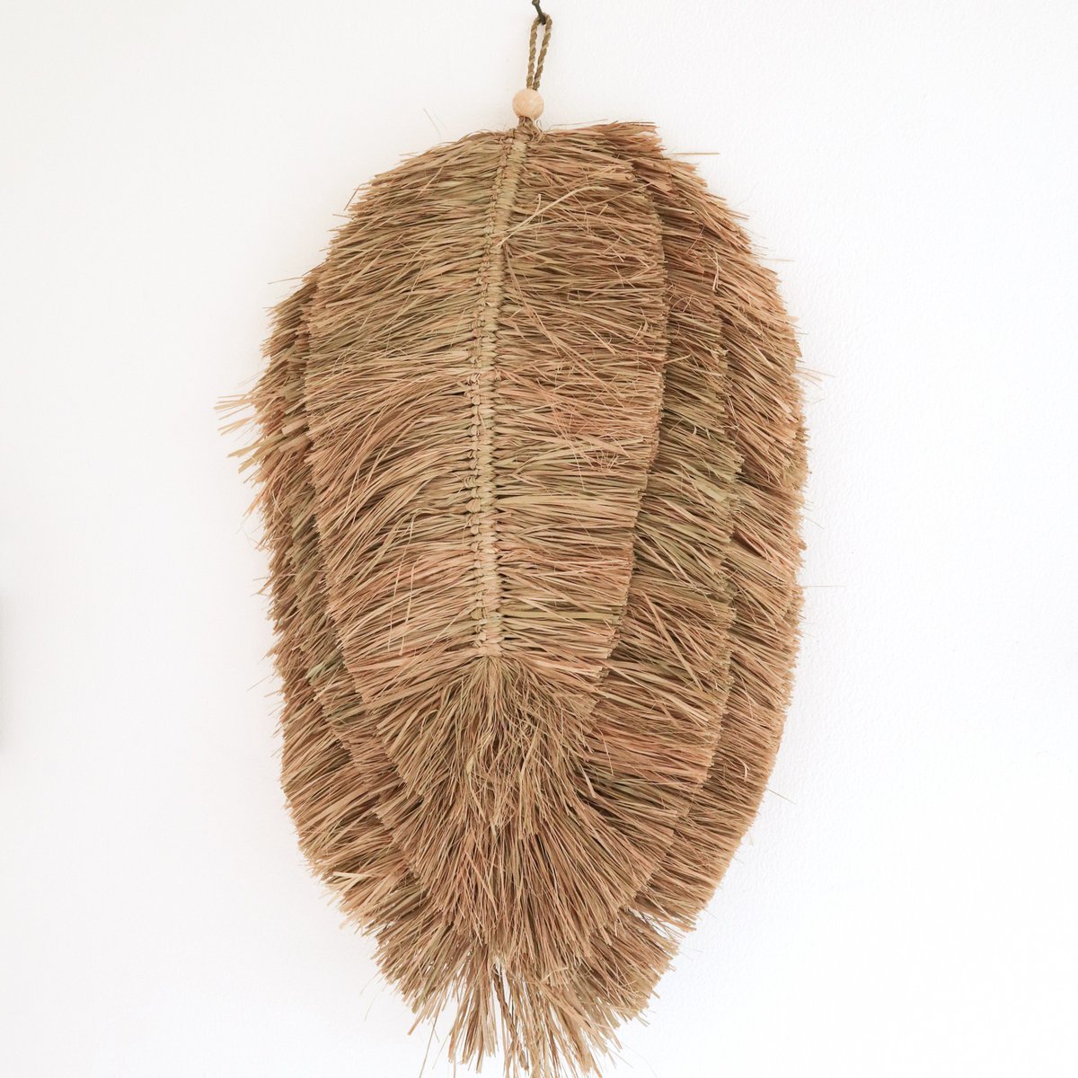 Tropische wanddecoratie 50 cm bladvormig handgeweven van raffia TIPIN