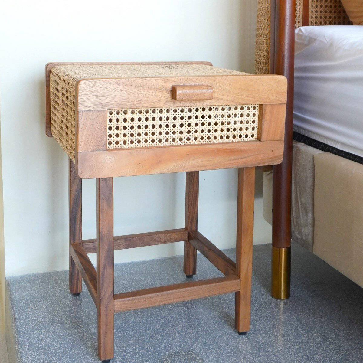 Nattduksbord Sängbordskonsol tillverkad av trä och rotting JAYA handgjorda sovrumsmöbler
