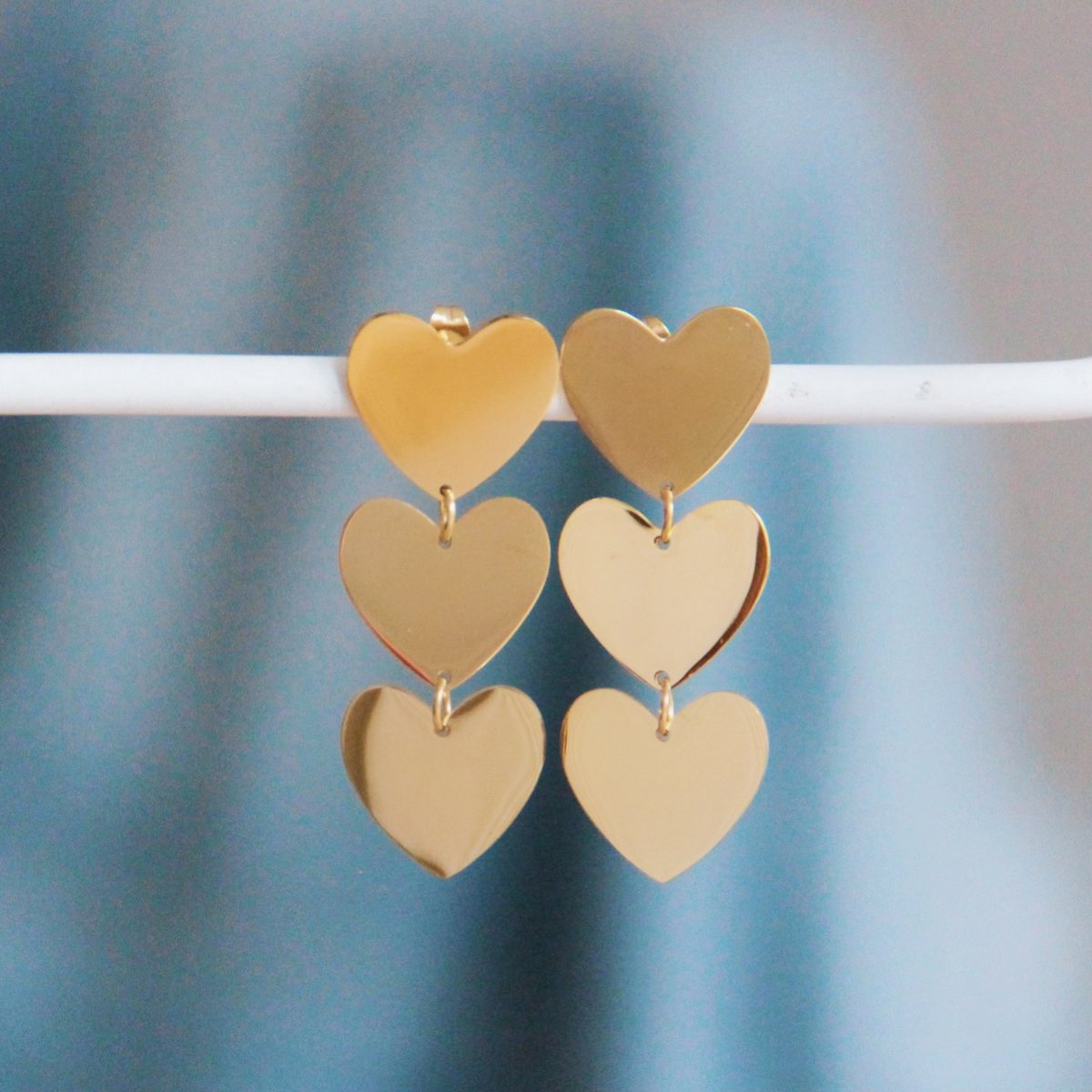 SO774: Statement earring 3 hearts – gold