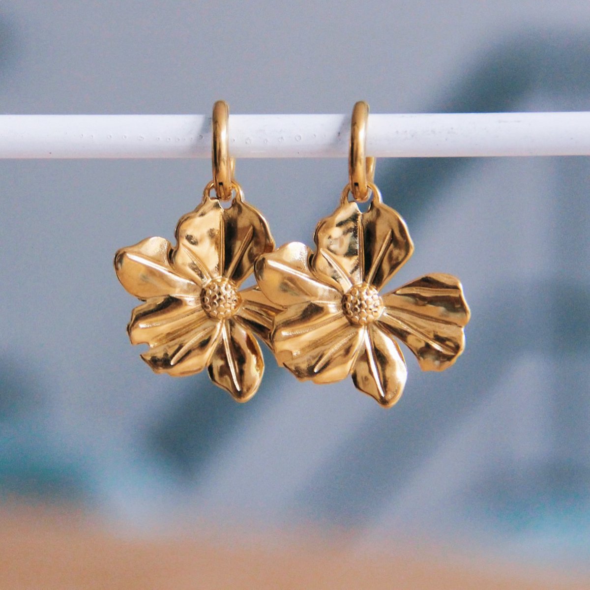 Stainless steel hoop earrings with XL flower - gold