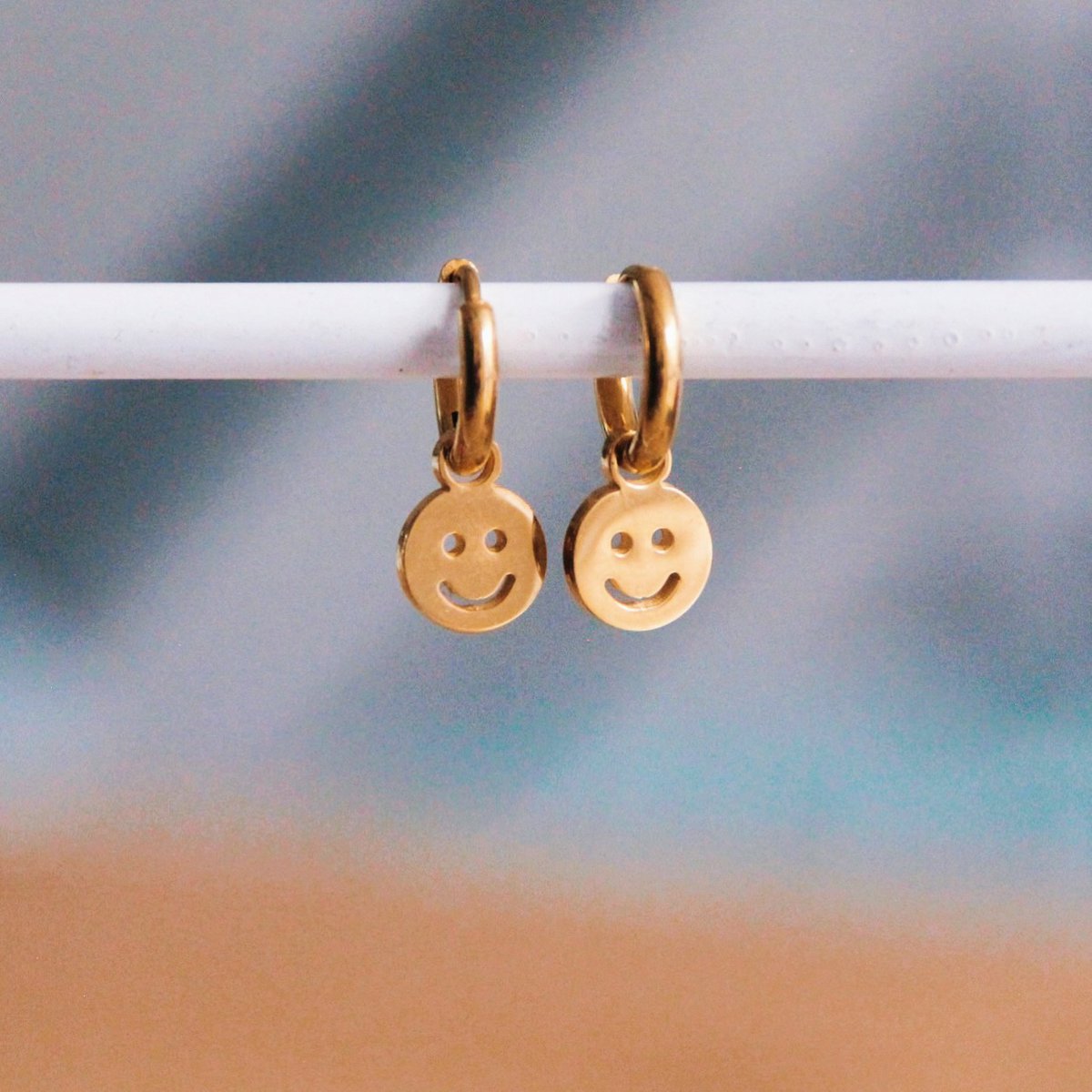 Stainless steel hoop earrings with smiley – gold
